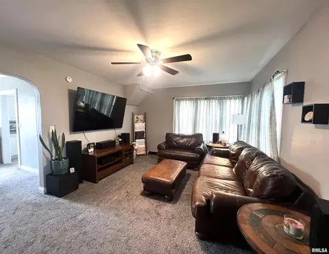 2337 28th St, Moline, IL 61265 photo 3