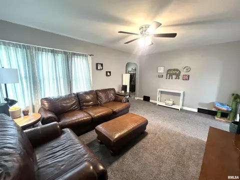 2337 28th St, Moline, IL 61265 photo 4