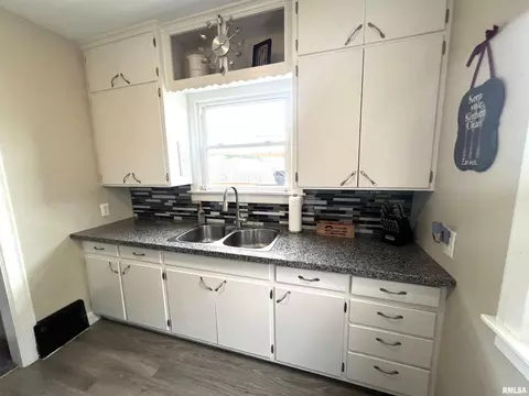 2337 28th St, Moline, IL 61265 photo 7