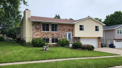 801 Robin Rd, Muscatine, IA 52761