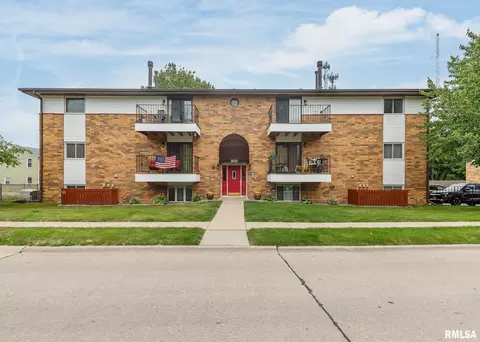 3020 4th St #3, Moline, IL 61265
