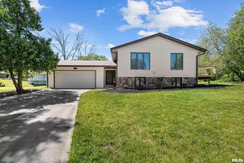 4652 Hitching Post Ct, Davenport, IA 52806