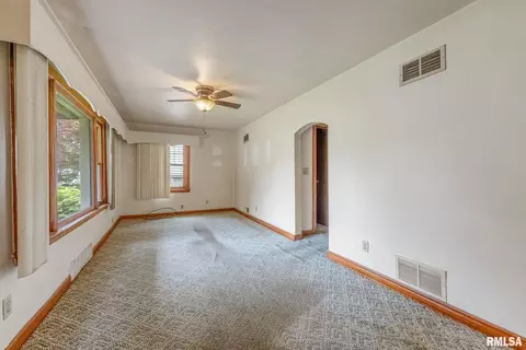 2418 48th St, Moline, IL 61265 photo 11