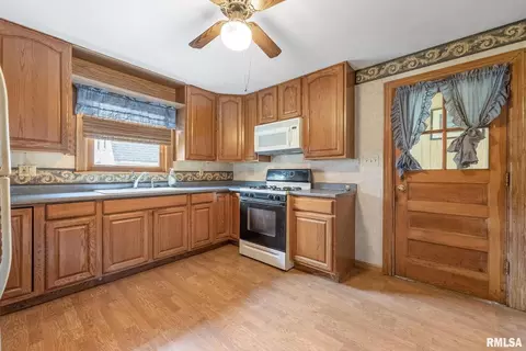 2418 48th St, Moline, IL 61265 photo 7