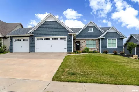 4679 Cottage Ln, Bettendorf, IA 52722