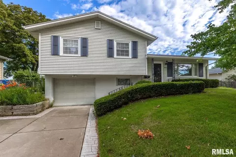 1922 Valley Vista Dr, Bettendorf, IA 52722
