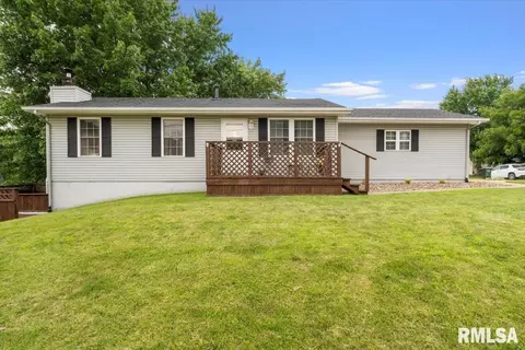 2303 W 57th St, Davenport, IA 52806