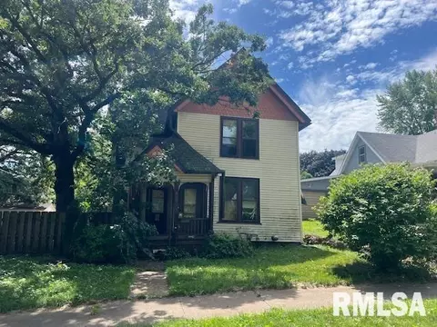 215 18th Pl, Clinton, IA 52732