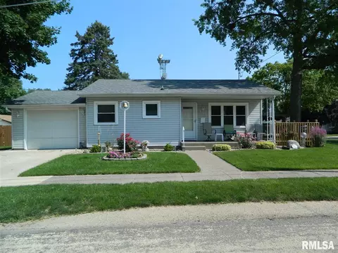 700 15th St, Dewitt, IA 52742