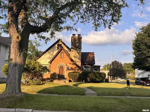 2403 Tremont Ave, Davenport, IA 52803