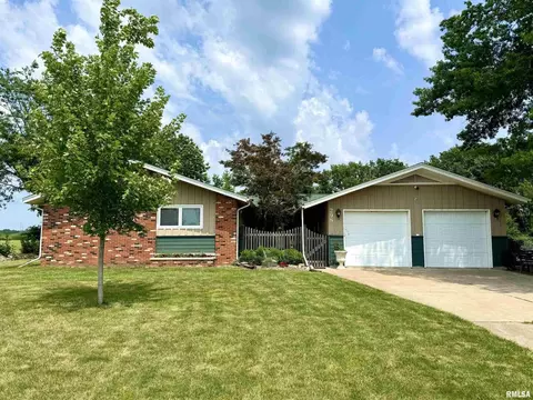 298 Cragmor Dr, Clinton, IA 52732