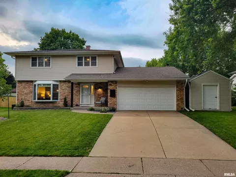 604 Brookview Dr, Eldridge, IA 52748