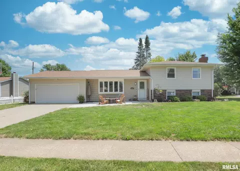 4007 Denniston Ct, Bettendorf, IA 52722