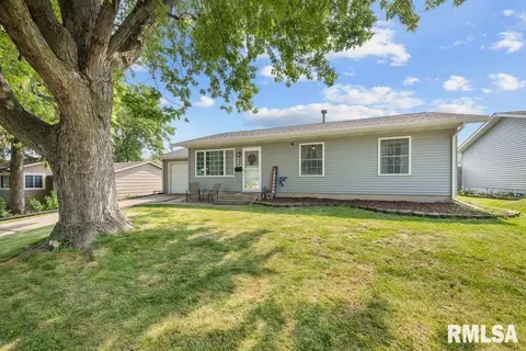 2321 Ridge Dr, Davenport, IA 52804