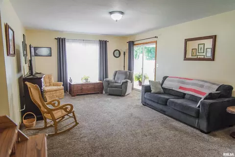 301 E Green St, Augusta, IL 62311 photo 6