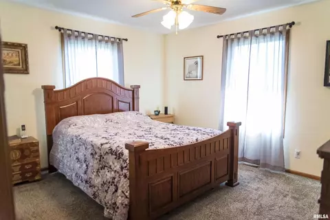 301 E Green St, Augusta, IL 62311 photo 7