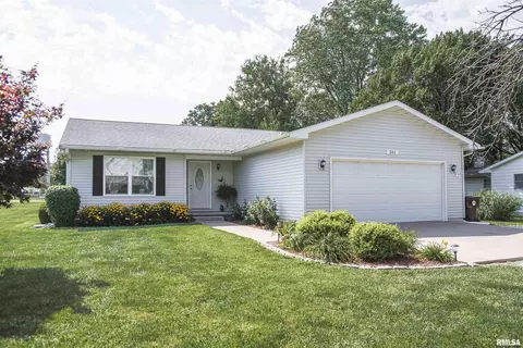 301 E Green St, Augusta, IL 62311