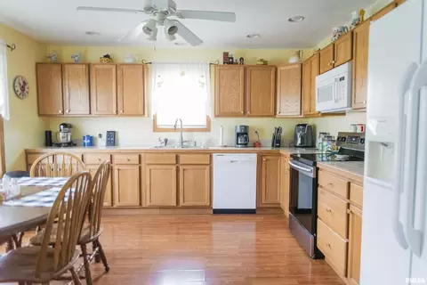 301 E Green St, Augusta, IL 62311 photo 3