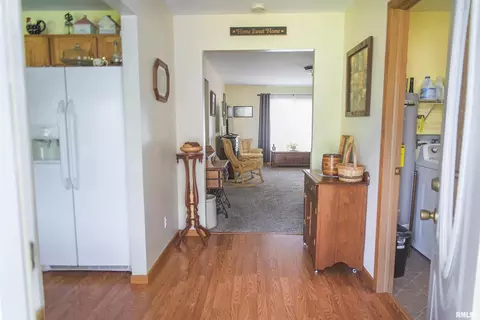 301 E Green St, Augusta, IL 62311 photo 2