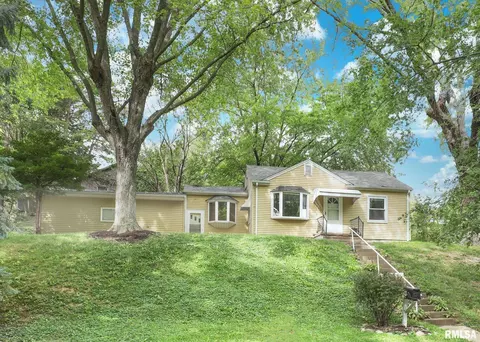 702 25th St, Bettendorf, IA 52722