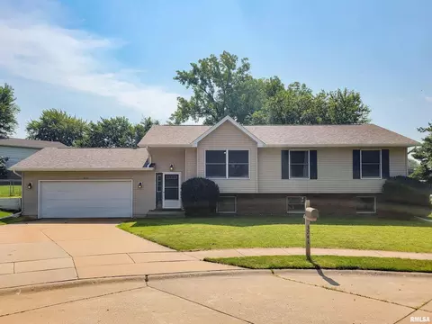 3241 W 64th Street Ct, Davenport, IA 52806