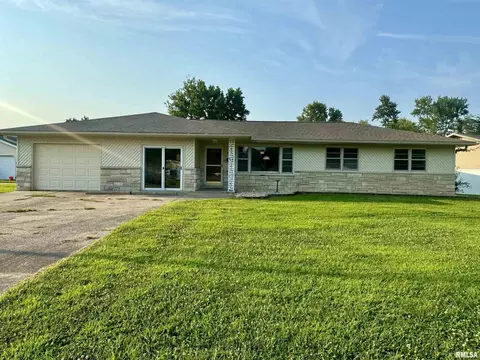 906 Hillcrest Dr, Marion, IL 62959