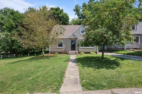 2172 Stadium Dr, Rock Island, IL 61201