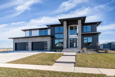 6571 Blackbird Ln, Bettendorf, IA 52722