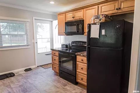 211 E Prairie St, Camp Point, IL 62320 photo 3