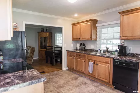 211 E Prairie St, Camp Point, IL 62320 photo 2