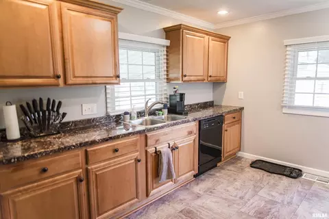 211 E Prairie St, Camp Point, IL 62320 photo 4