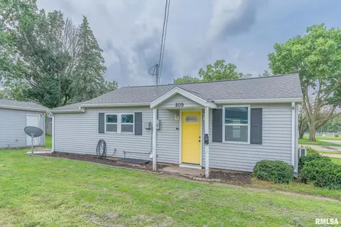 809 6th St, Camanche, IA 52730