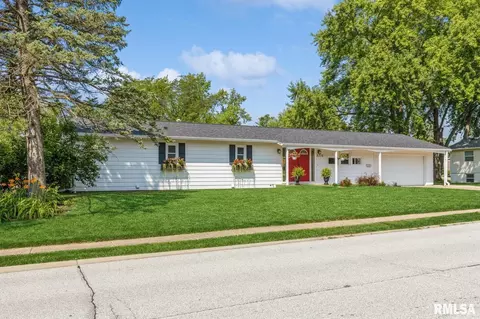 2710 Olympia Dr, Bettendorf, IA 52722