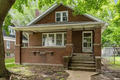 818 N 3rd St, Clinton, IA 52732