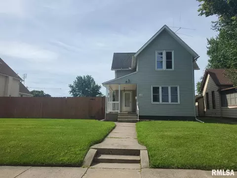 819 11th Ave S, Clinton, IA 52732