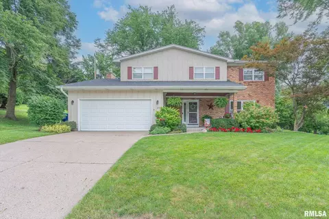 2734 Carriage Hill Dr, Davenport, IA 52807