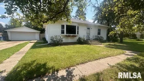 427 S Mississippi St, Blue Grass, IA 52726