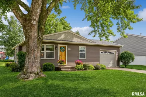 910 W Donahue St, Eldridge, IA 52748