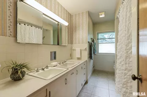 806 36th St, Moline, IL 61265 photo 28