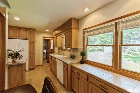 806 36th St, Moline, IL 61265 photo 18