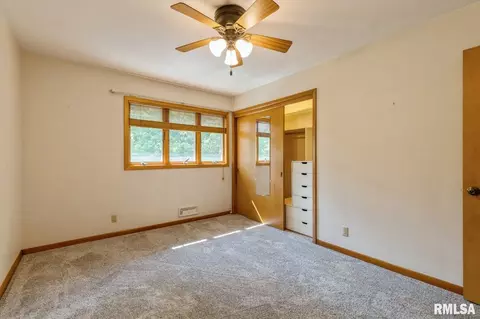 806 36th St, Moline, IL 61265 photo 27