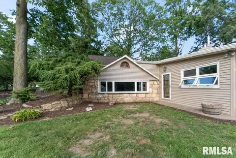 1645 Harrison Dr, Clinton, IA 52732