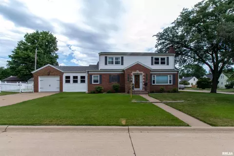 809 10th St, Bettendorf, IA 52722
