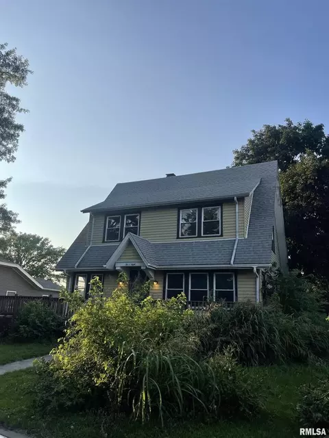 208 E 2nd Ave, Donahue, IA 52746