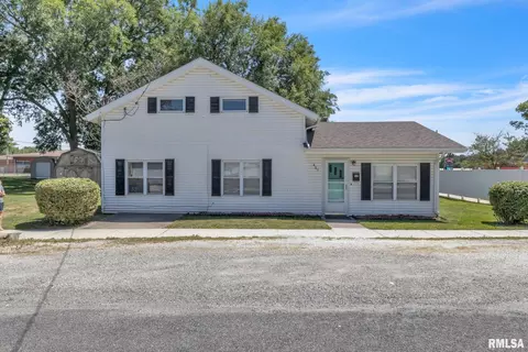 427 Sycamore St, Carrollton, IL 62016