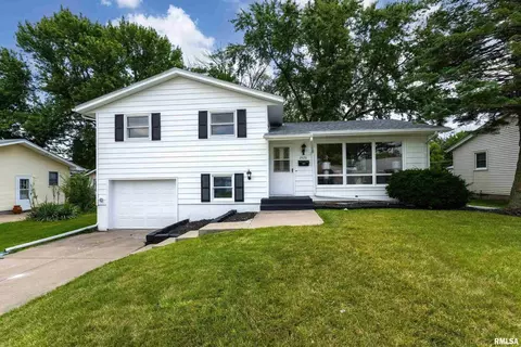 2423 Holly Dr, Bettendorf, IA 52722