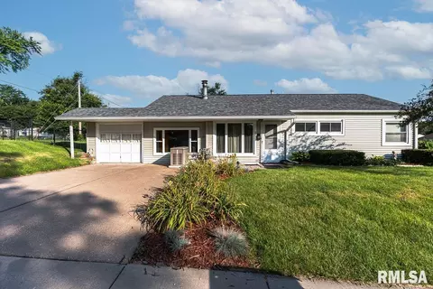2872 Fillmore Ln, Davenport, IA 52804
