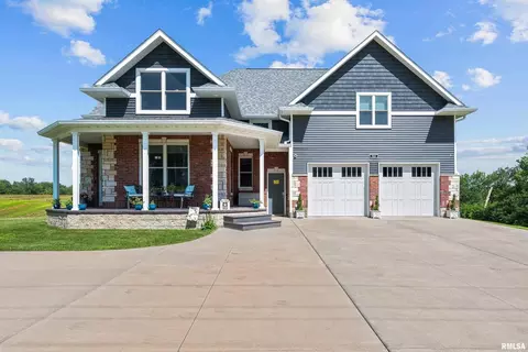 915 S Oak Ln, Blue Grass, IA 52726