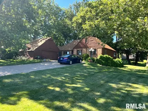 214 Longview Dr, Geneseo, IL 61254