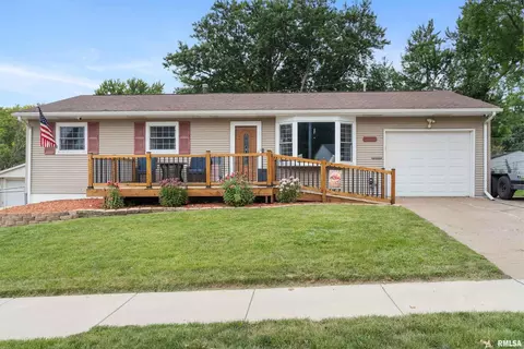 1108 N Elmwood Ave, Davenport, IA 52804
